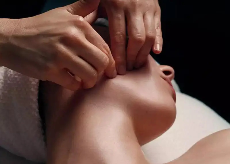 Laurent Quattrocchi during face massage
